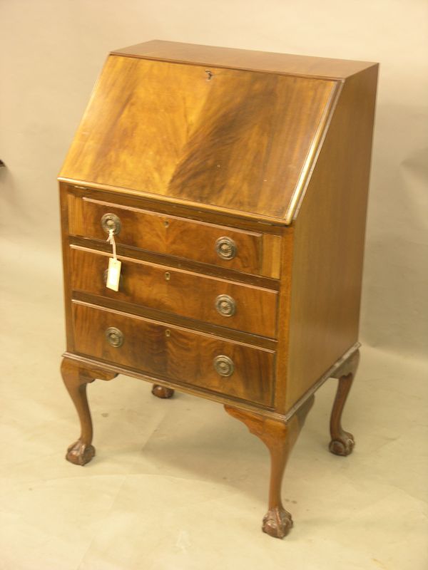 Appraisal: An early th century lady's mahogany bureau fall front above