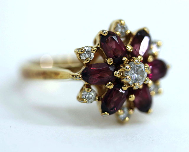 Appraisal: A DECORATIVE RING of flower head design and set with