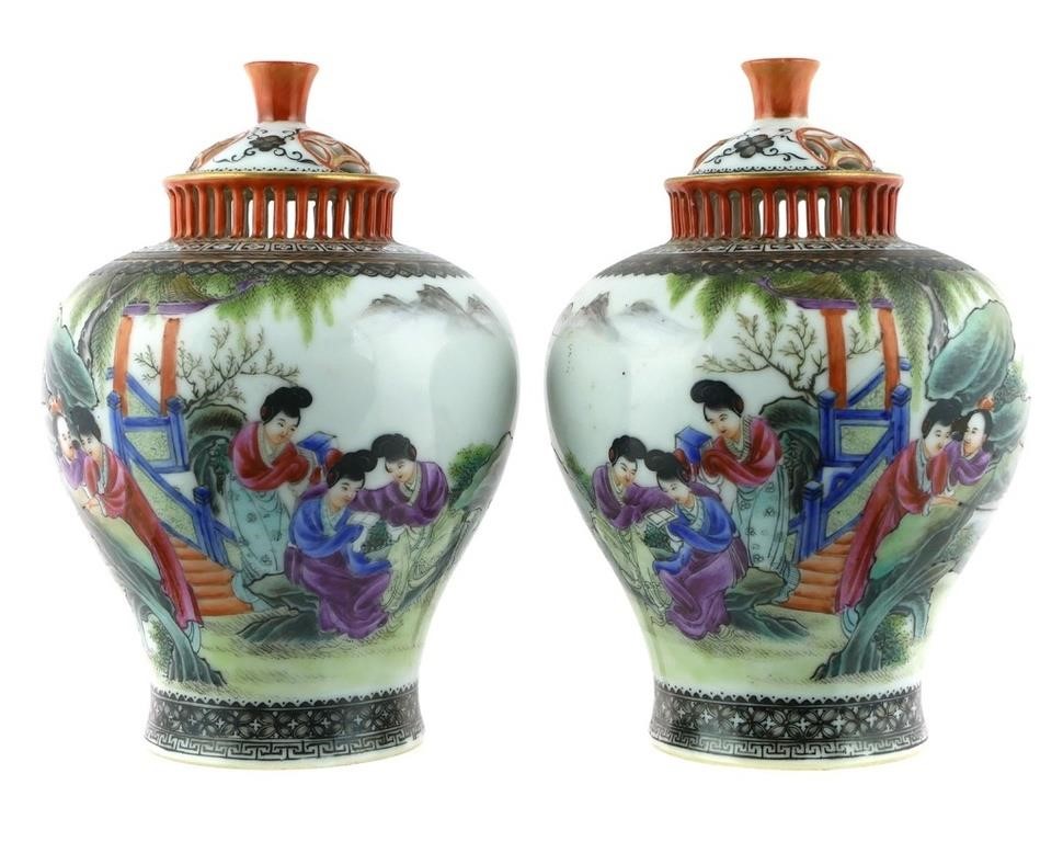 Appraisal: PAIR ANTIQUE CHINESE PORCELAIN CONTAINERSPair of Famille Verte lidded ceramic