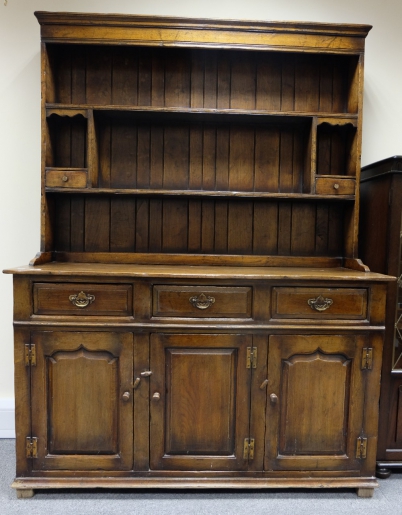 Appraisal: Quality reproduction door oak welsh dresser