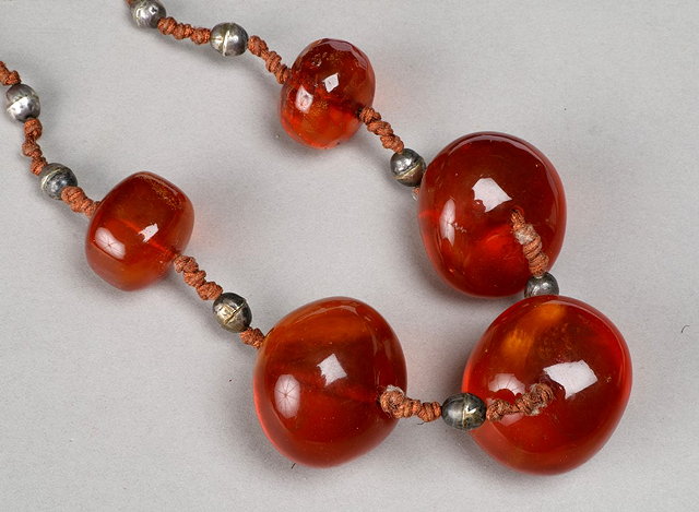 Appraisal: A FAUX AMBER BEAD NECKLACE consisting of five oval shaped