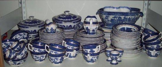 Appraisal: A large quantity of blue and white willow pattern china