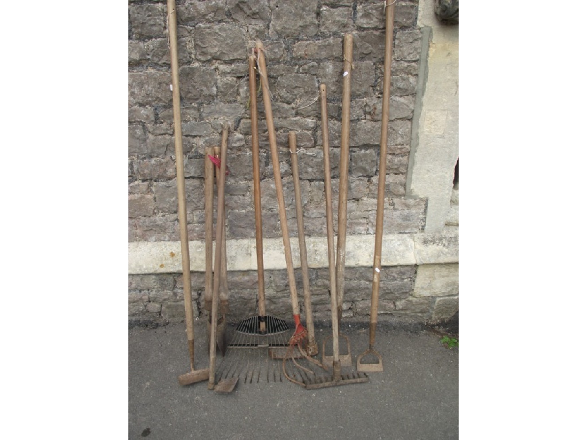 Appraisal: A small collection of garden hand tools with mainly long