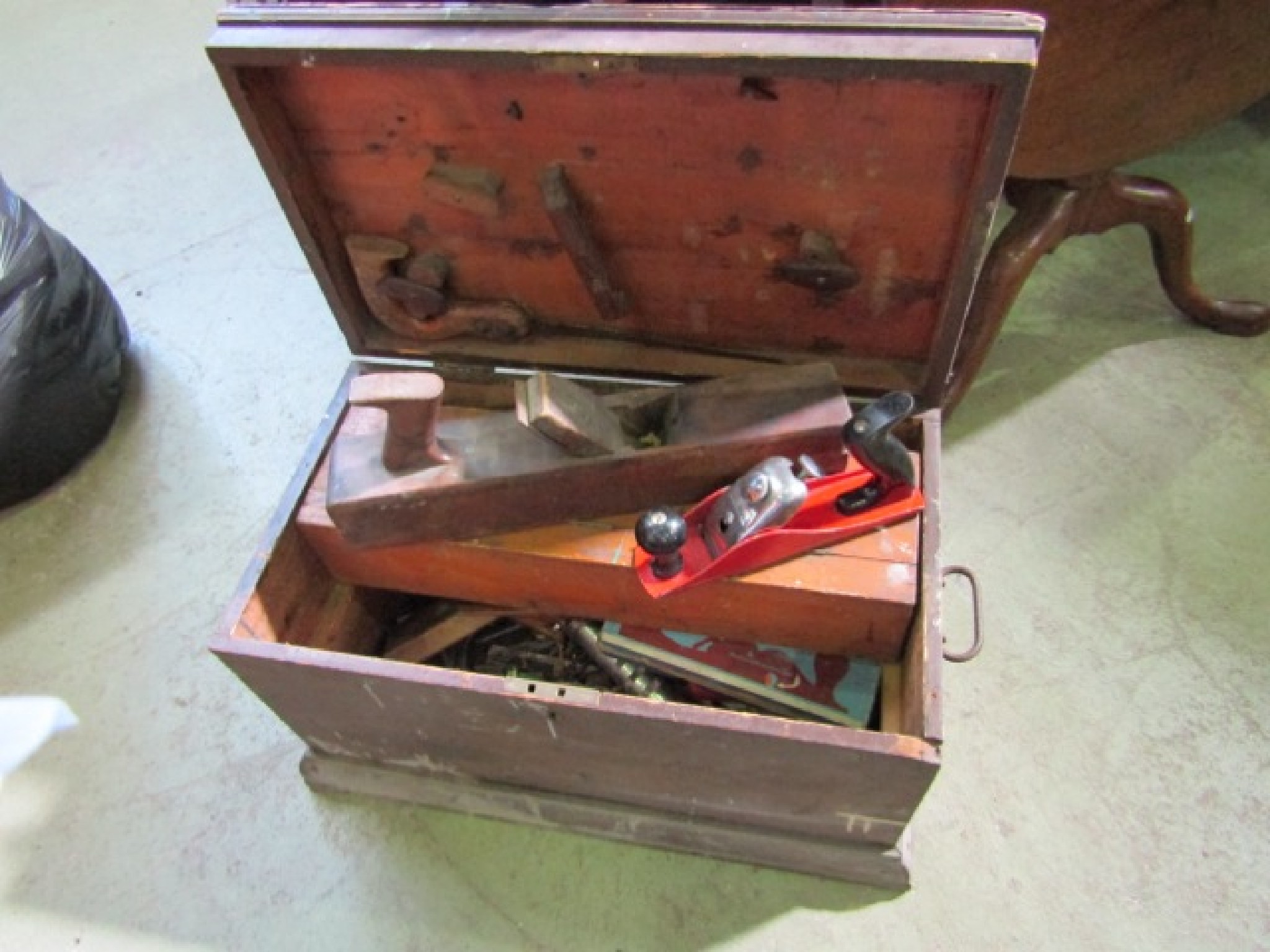 Appraisal: A small vintage stained pine carpenters box and contents