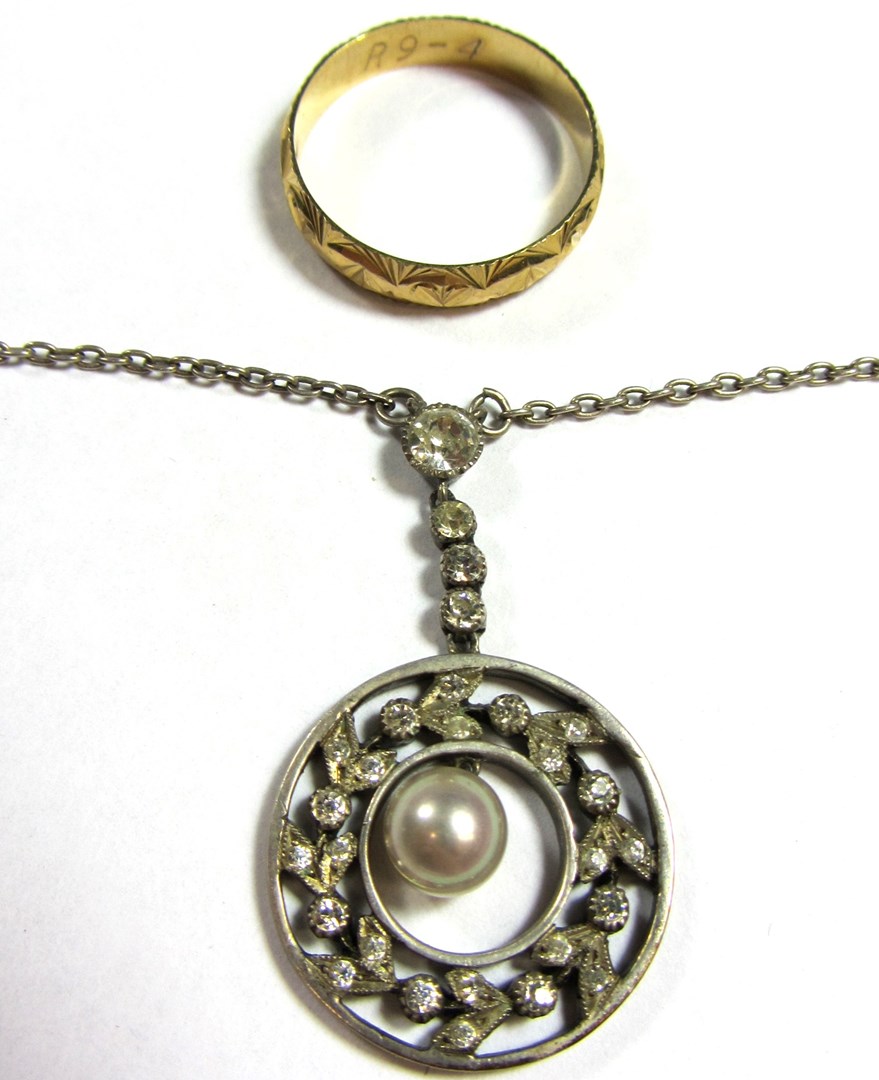 Appraisal: A colourless paste and imitation pearl pendant necklace in a