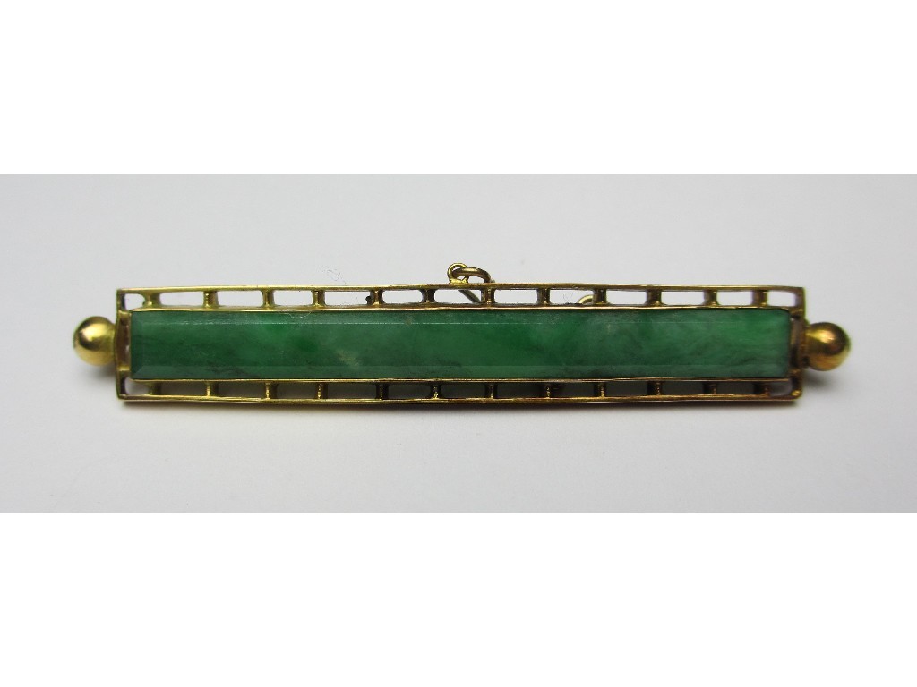 Appraisal: An Edwardian jade bar brooch in unmarked gold mount