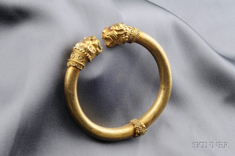 Appraisal: kt Gold Bangle the hinged form with lion's head terminals