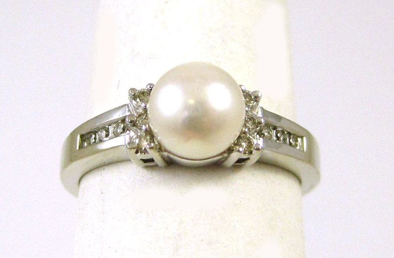 Appraisal: PEARL DIAMOND AND FOURTEEN KARAT GOLD RING The white gold