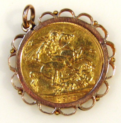 Appraisal: A George V gold full sovereign in pendant mount with