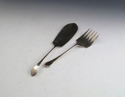 Appraisal: A pair of silver Pembury pattern fish servers by Mappin