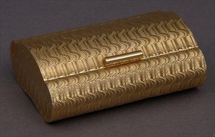 Appraisal: CONTINENTAL GOLD CIGARETTE BOX The case of oblong trefoil cross