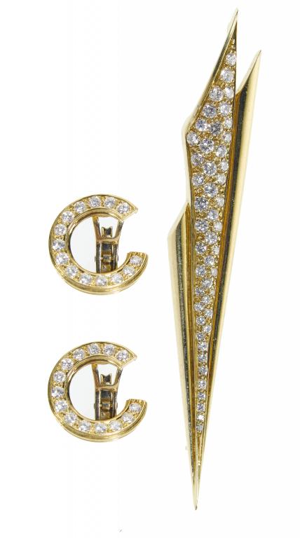 Appraisal: A DIAMOND DART BROOCH pav set in ct gold a