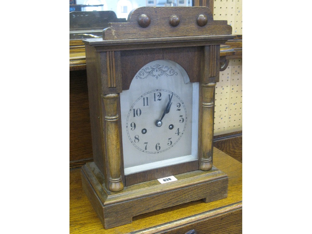 Appraisal: Oak cased mantle clock