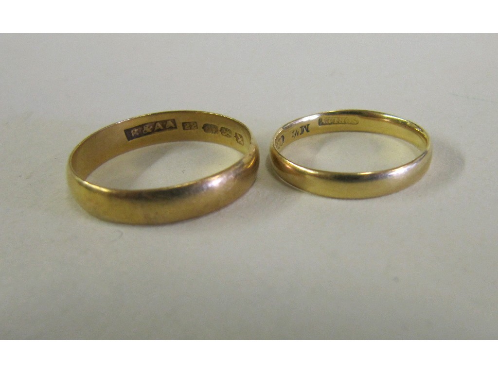 Appraisal: Twenty two carat gold wedding band gms and an ct