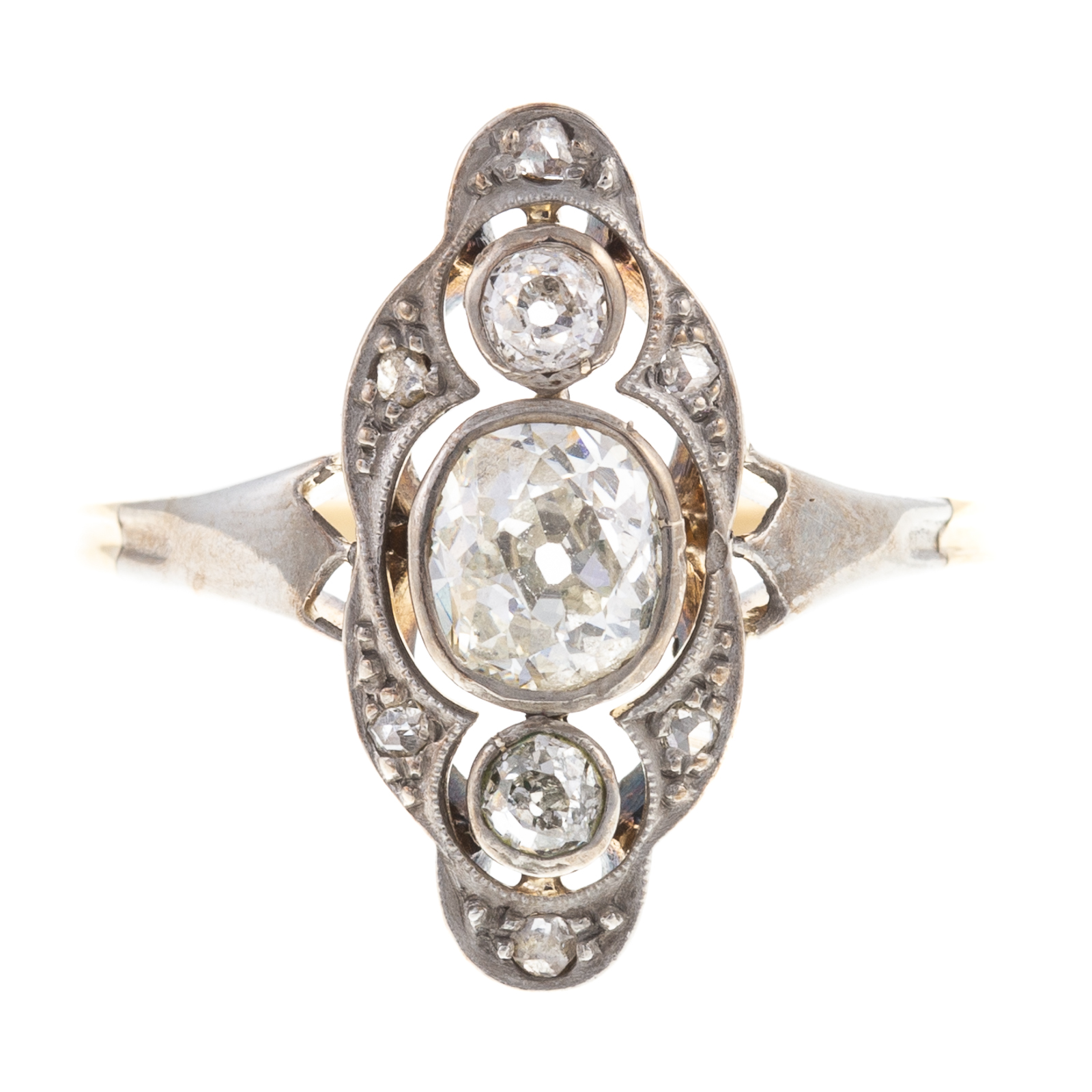 Appraisal: AN EDWARDIAN DIAMOND RING IN K PLATINUM Platinum-topped K yellow