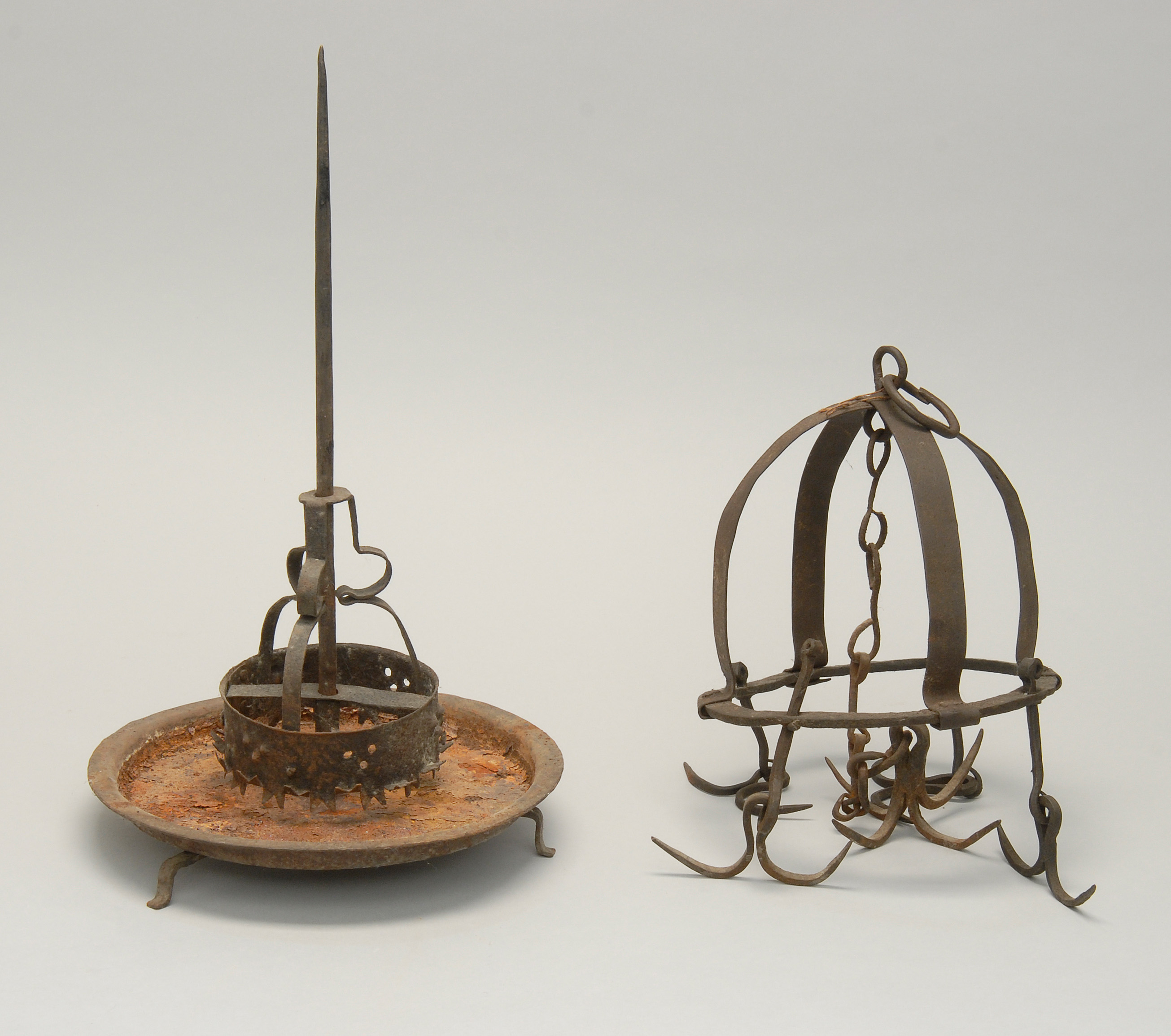 Appraisal: TWO CAST IRON COOKING ITEMS th CenturyA game hanger height