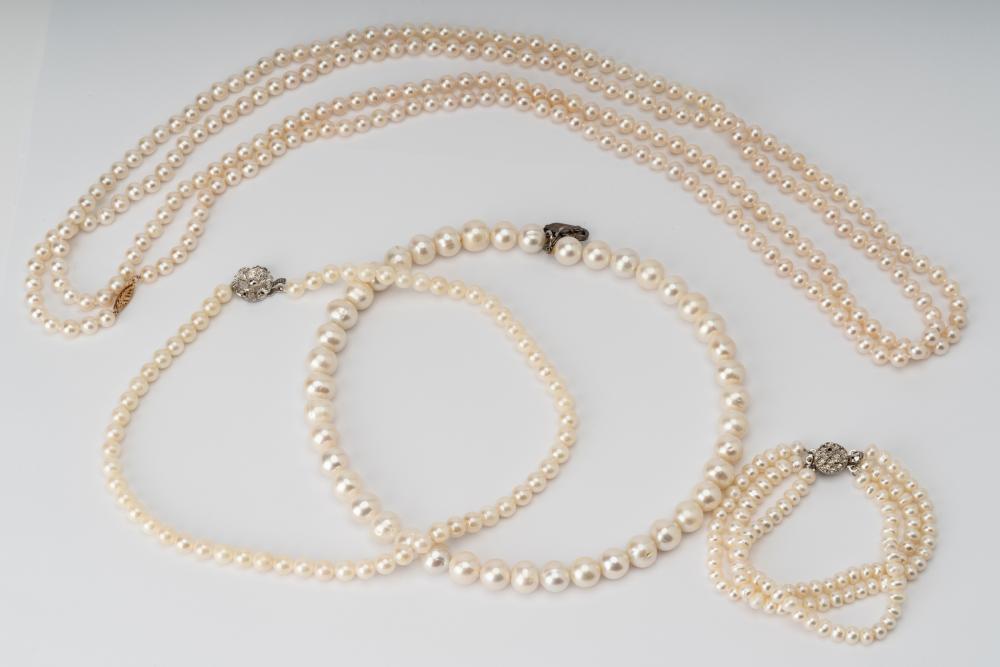 Appraisal: GROUP OF CULTURED PEARL JEWELRYComprising a necklace with semi-spherical white