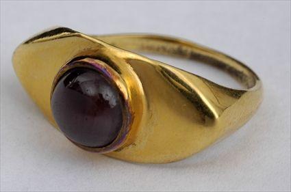 Appraisal: GARNET CAT'S EYE SET IN A GOLD RING Size Provenance