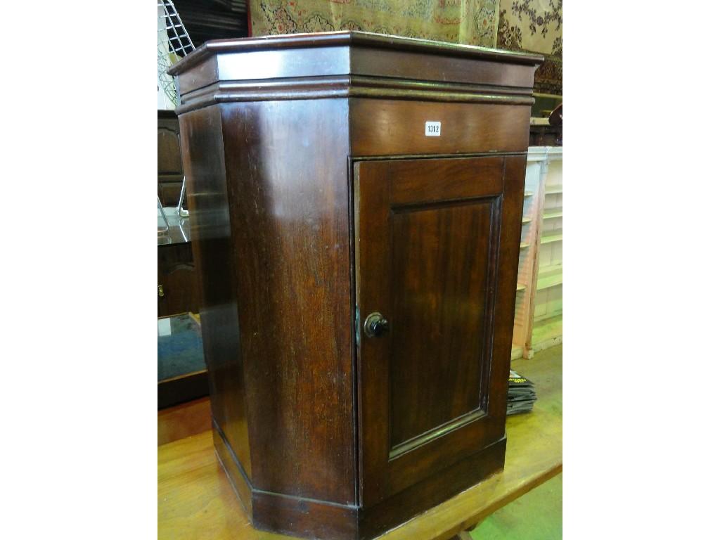 Appraisal: An Edwardian mahogany wash stand of shaped form with rising