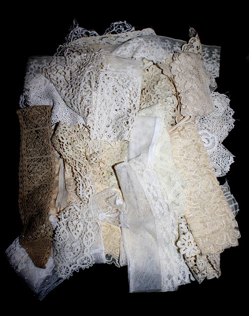 Appraisal: A COLLECTION OF VICTORIAN LACE to include hankerchiefs and collar