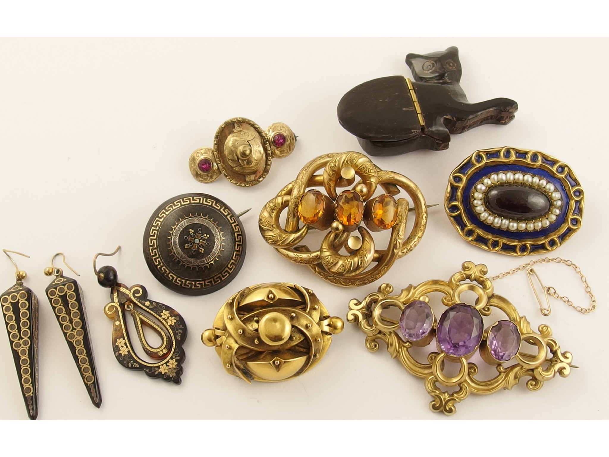 Appraisal: A collection of Victorian brooches and other items to include