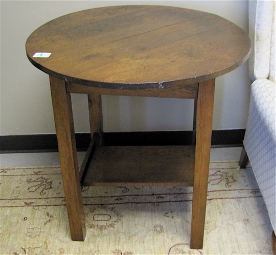 Appraisal: ROUND OAK LAMP TABLE American c standing on four straight