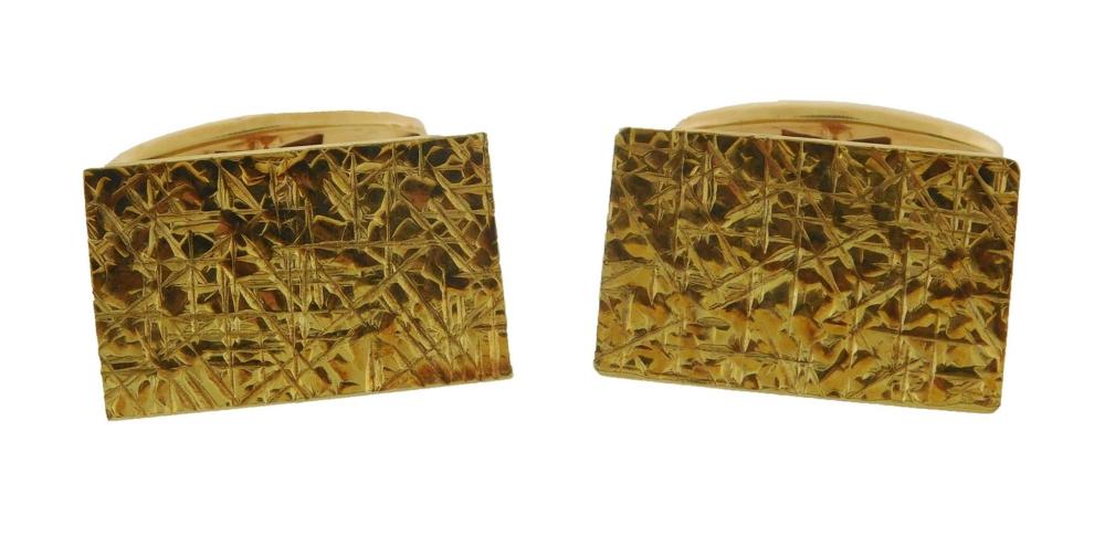 Appraisal: JEWELRY Pair of K gold cufflinks rectangular curved cufflinks with