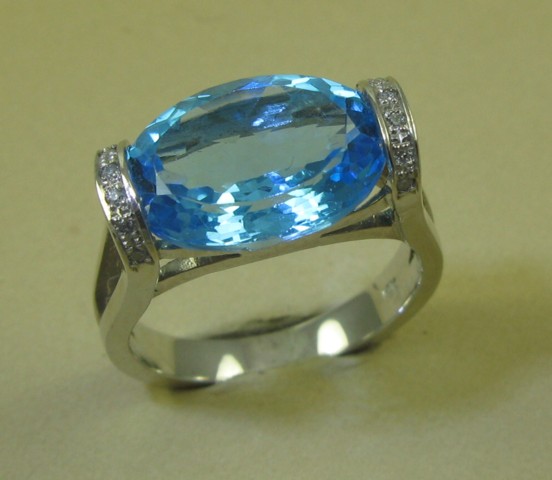 Appraisal: BLUE TOPAZ AND FOURTEEN KARAT GOLD RING The white gold