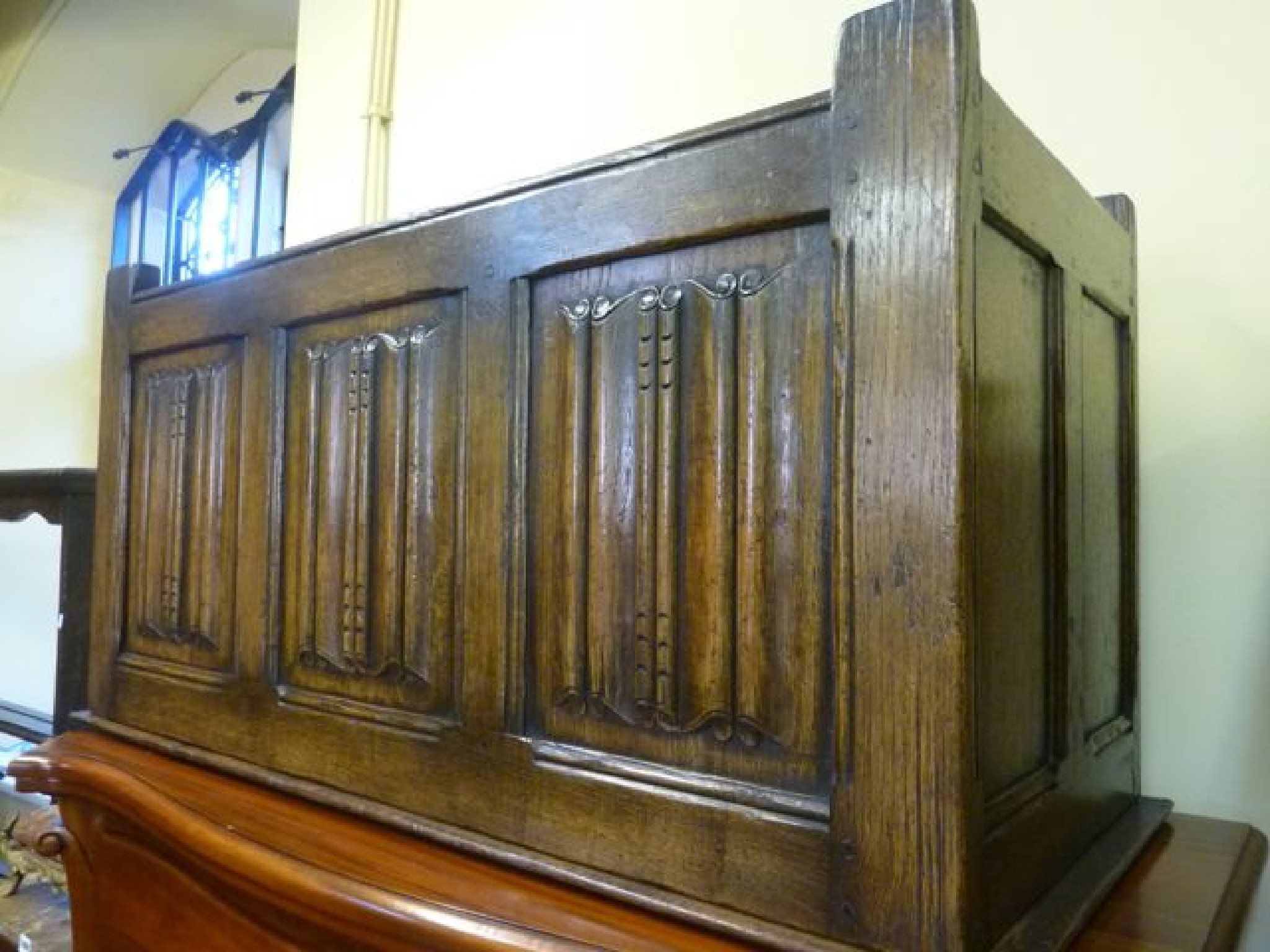 Appraisal: An Old English style oak coffer with pegged frame the