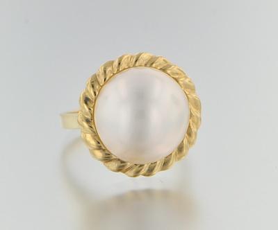 Appraisal: A Ladies' Mabe Pearl Ring k yellow gold ring set