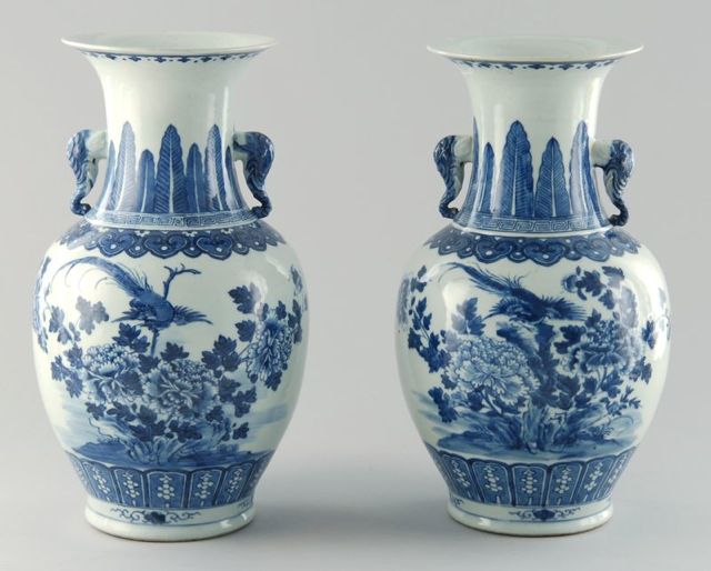 Appraisal: PAIR OF BLUE AND WHITE CHINESE EXPORT PORCELAIN VASES th