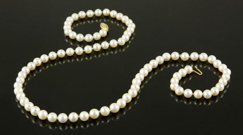 Appraisal: - Lustrous White Pearl Necklace Lustrous white pearl necklace with