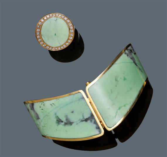 Appraisal: SET CHRYSOPRASE AND GOLD BANGLE WITH RING AND EAR CLIPS