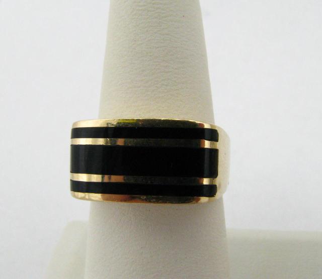 Appraisal: K Yellow gold gentleman's ring in onyx stripe design size