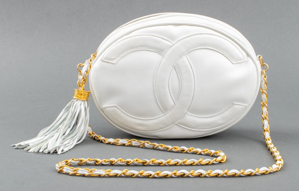 Appraisal: CHANEL WHITE LEATHER OVAL CROSS BODY HANDBAG Vintage Chanel white