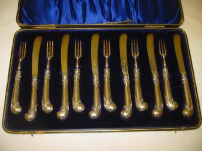 Appraisal: A SET OF SIX VICTORIAN TEA KNIVES AND FORKS on