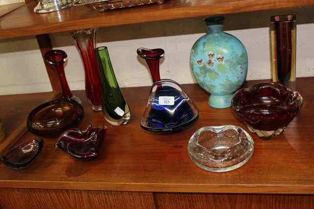 Appraisal: A QUANTITY OF TH CENTURY ART GLASS to include a