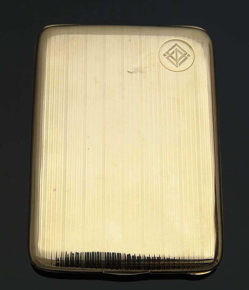 Appraisal: K YELLOW GOLD CIGARETTE CASE Machines interior with a striped