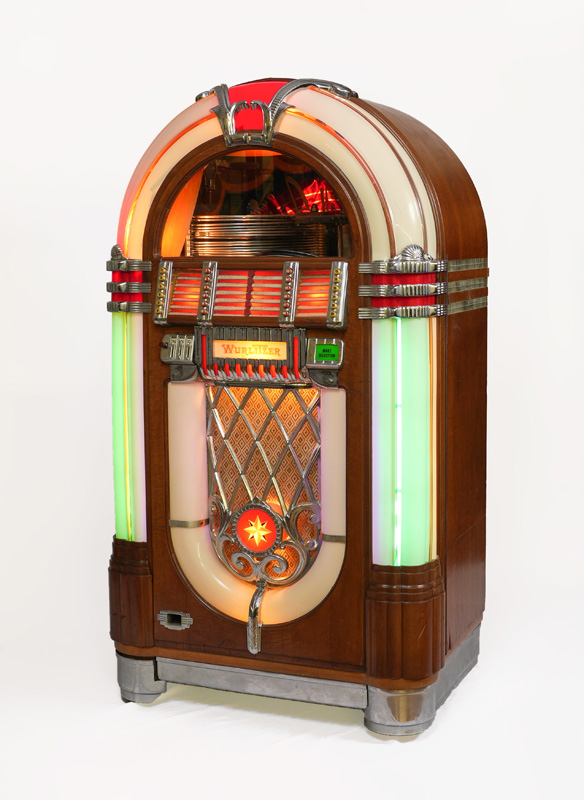 Appraisal: ORIGINAL WURLITZER BUBBLER JUKEBOX Circa walnut case illuminated front plastic