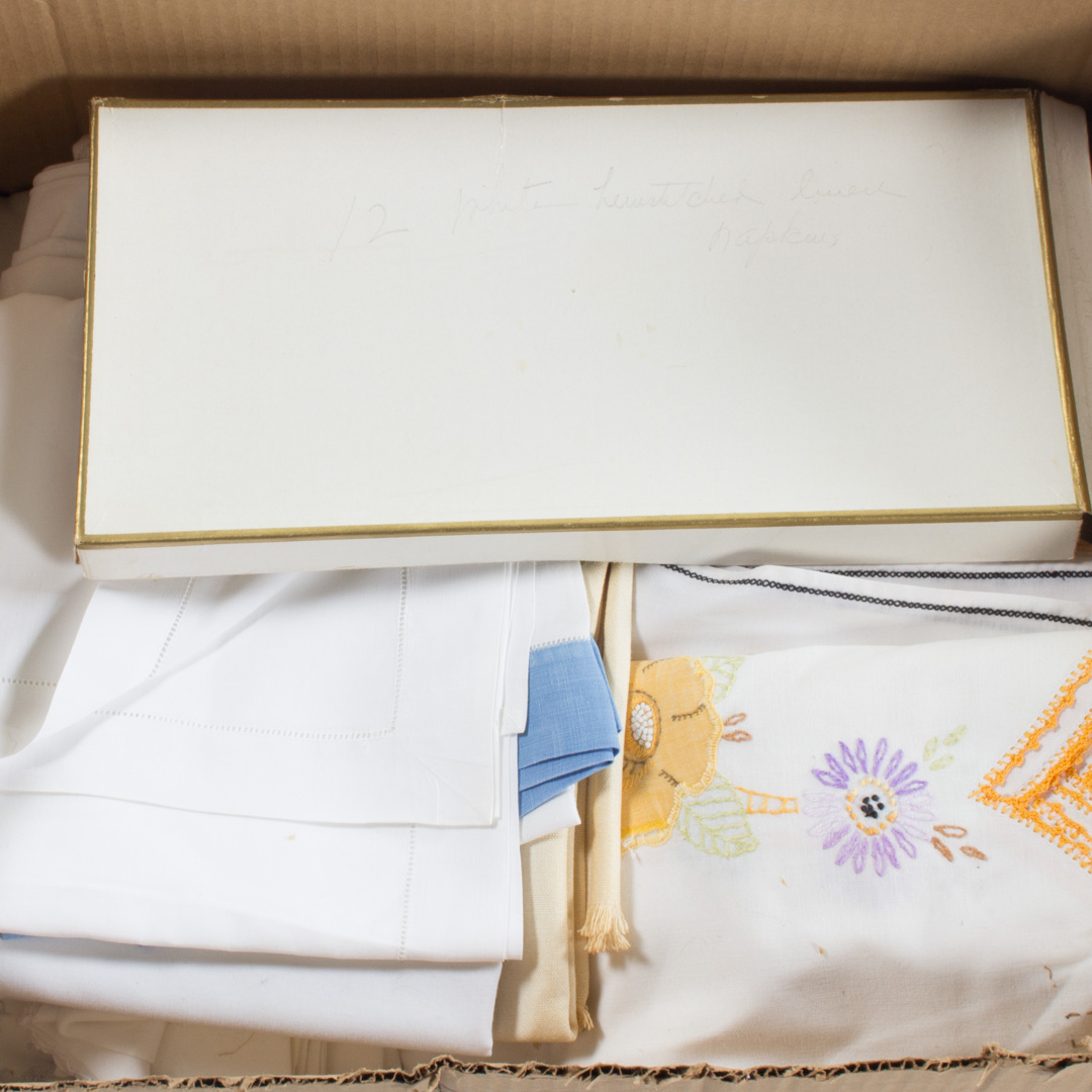 Appraisal: Box of linens