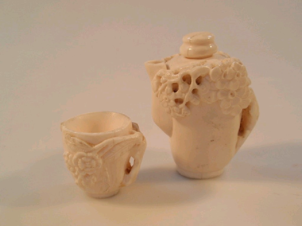 Appraisal: An early thC carved ivory vessel with stopper the handle