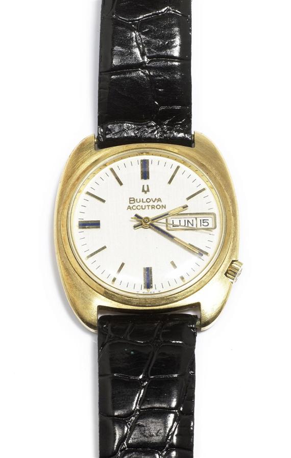 Appraisal: A GENTLEMAN'S WRISTWATCH BULOVA ACCUTRON 's Yellow gold Barrel shaped