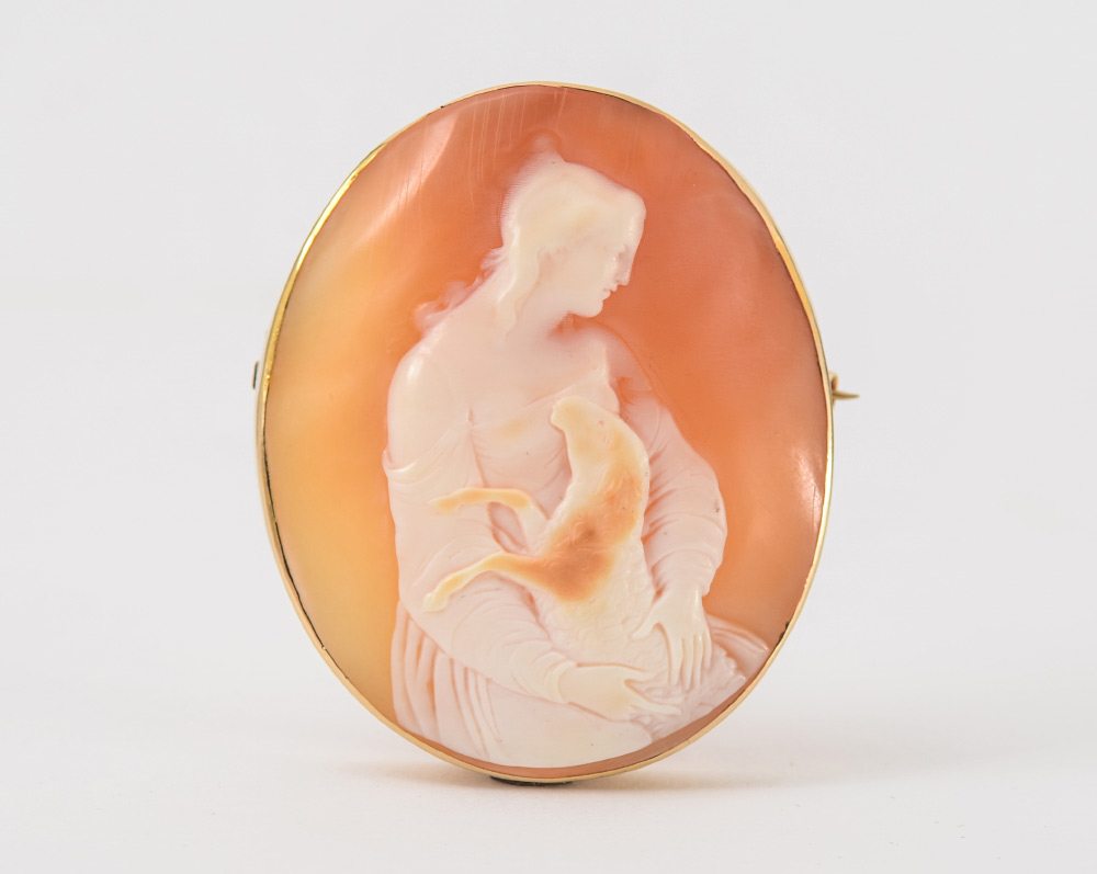 Appraisal: A LARGE CAMEO BROOCH PENDANT Ct yellow gold framed carved