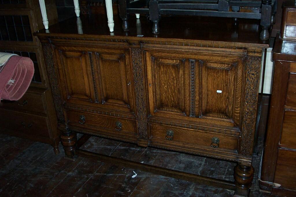 Appraisal: A good quality oak sideboard fitted with a low raised