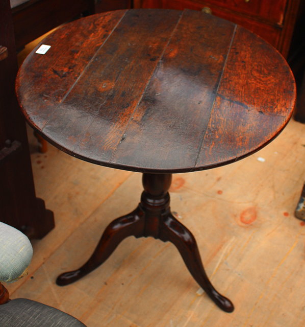 Appraisal: A GEORGE III CIRCULAR OAK TILT TOP TRIPOD TABLE with