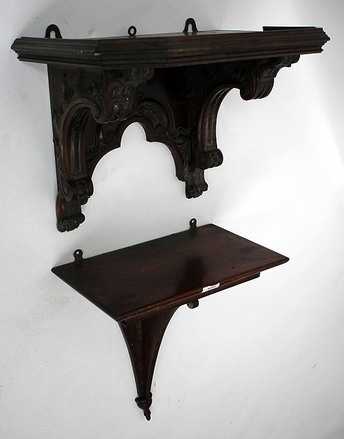 Appraisal: A GEORGIAN MAHOGANY WALL BRACKET with satinwood cross banding cm