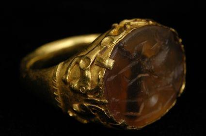 Appraisal: PERSIAN GOLD RING WITH AGATE INTAGLIO ENGRAVED WITH A MOUNTED