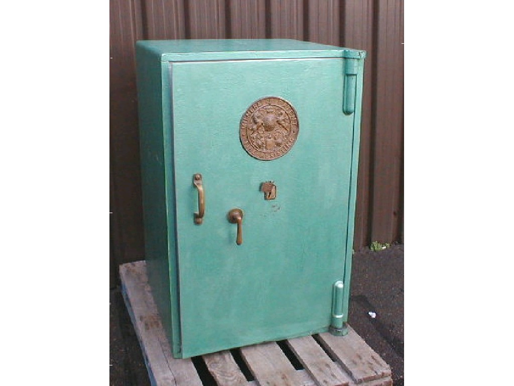 Appraisal: A Milner's patent steel safe with key