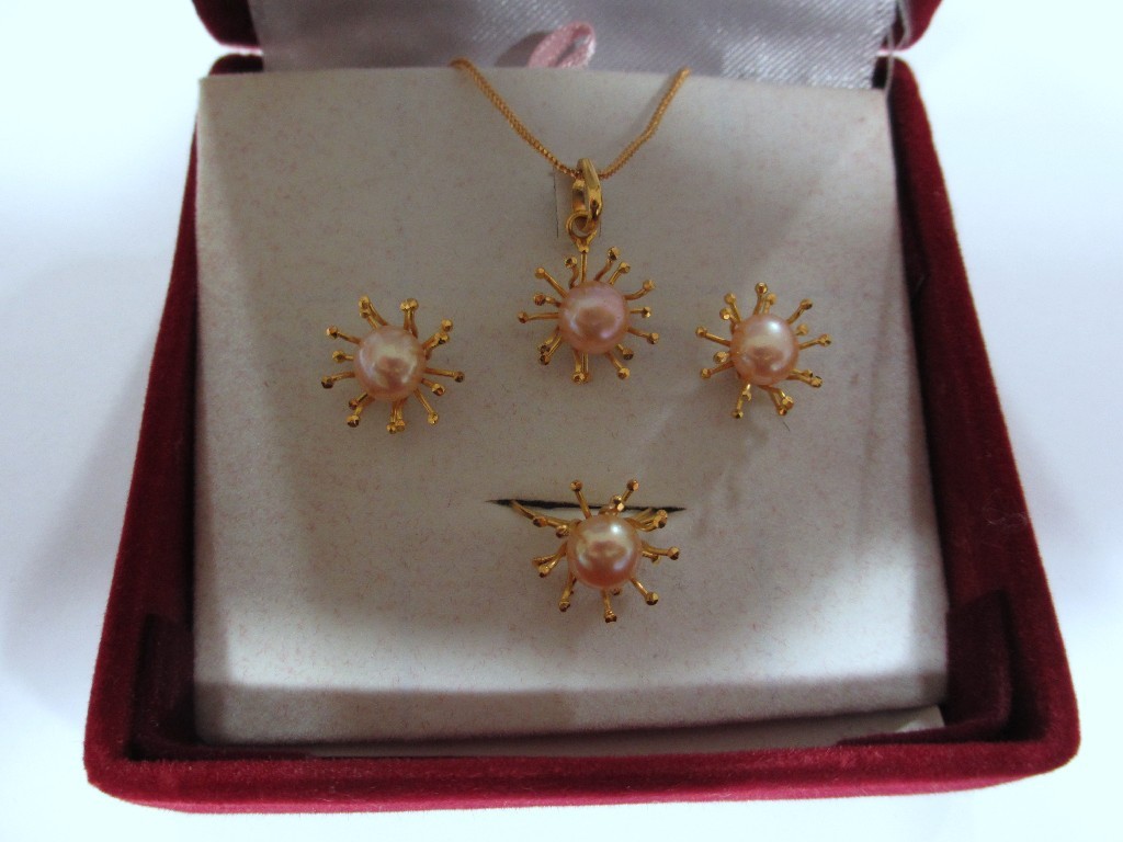 Appraisal: Rose coloured cultured pearl pendant with matching earrings and dress