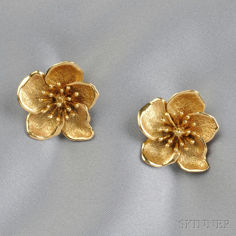 Appraisal: kt Gold Flower Earclips dwt lg in Estimate - Clip